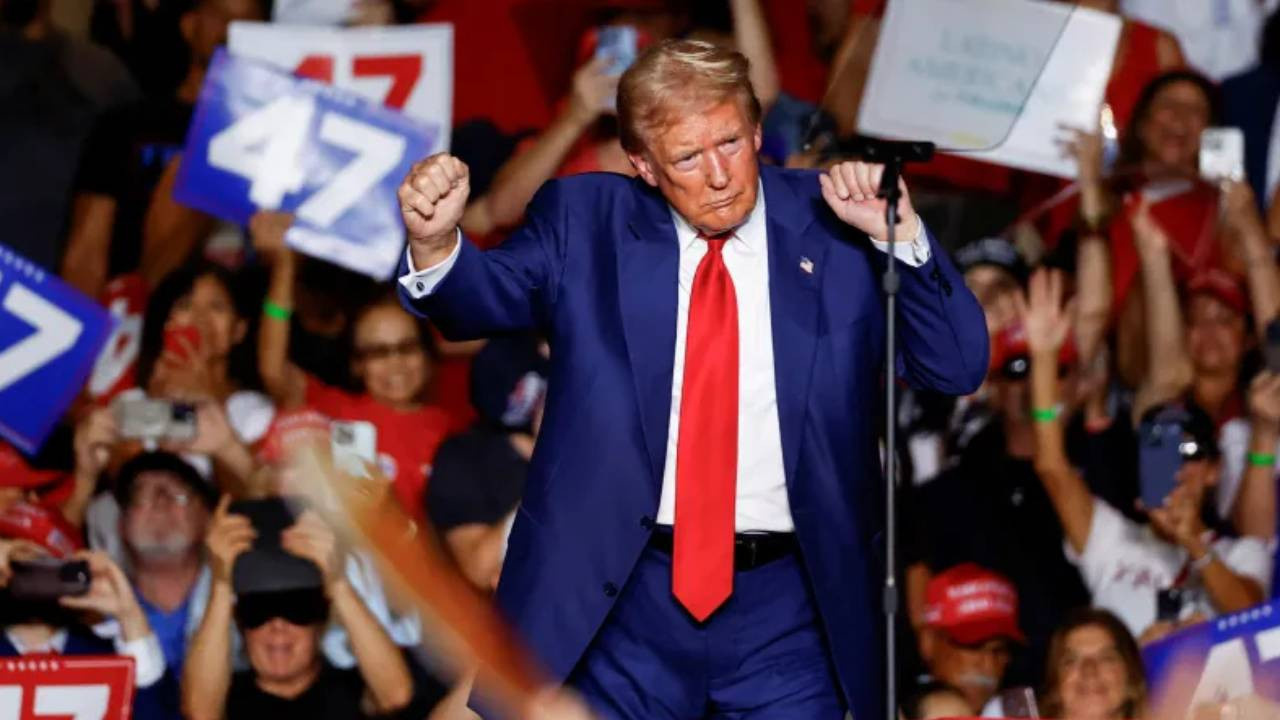 Trumpi bire bir taklit eden adamin hareketleri sosyal medyayi kahkahaya bogdu j6sSjFGU